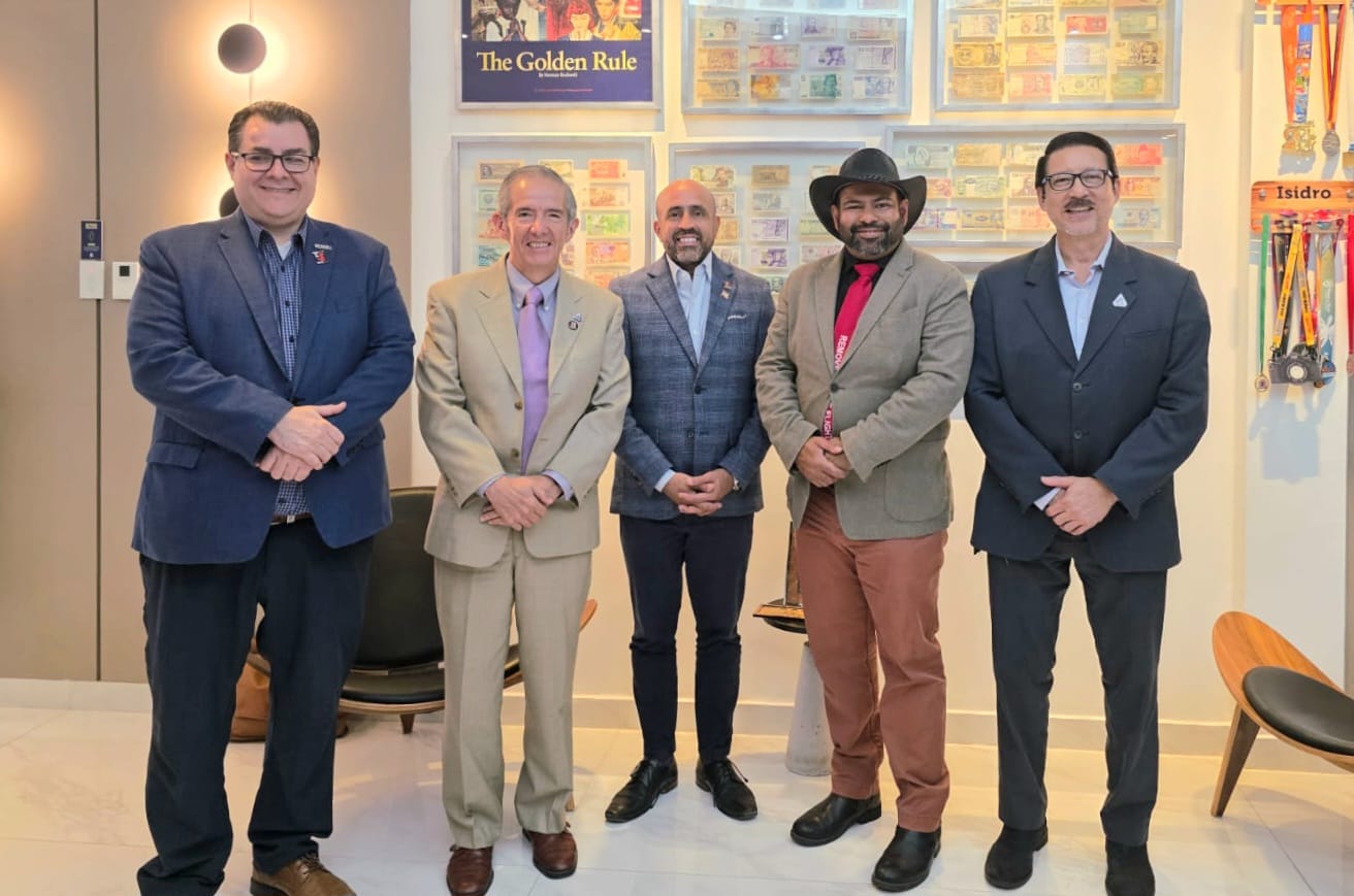 El Dr. Zaheer Ali junto a representantes de la Sociedad Espacial Ecuatoriana